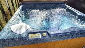 House, 3 Bedrooms | Outdoor spa tub