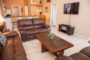 House, 4 Bedrooms | Living area