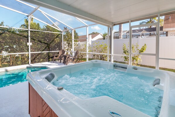 House, 4 Bedrooms | Outdoor spa tub
