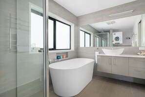 Baignoire, séchoir à cheveux, serviettes fournies, savon
