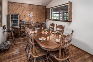 Casa, 3 quartos | Opções para refeição no quarto