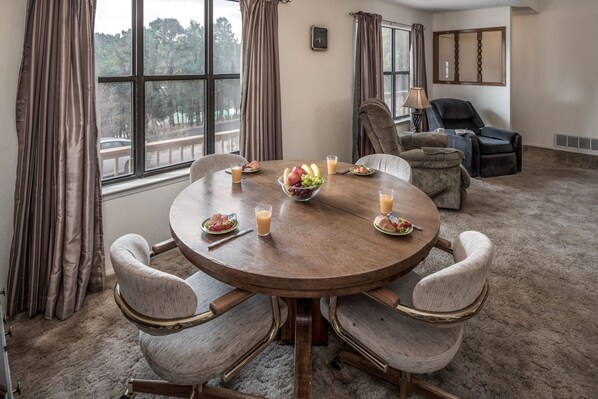 House, 3 Bedrooms | In-room dining