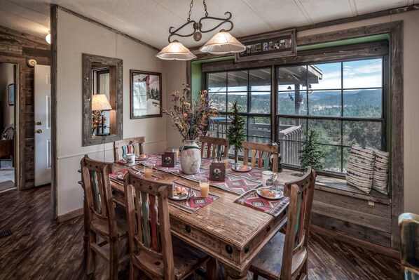 House, 3 Bedrooms | In-room dining