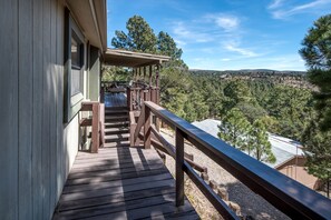 House, 3 Bedrooms | Porch