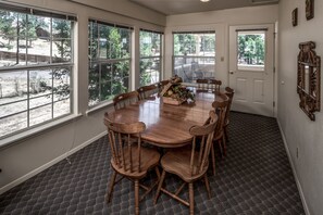 In-room dining - Ruidoso Three-bedroom (Ruidoso)