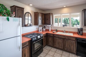 House, 3 Bedrooms | Private kitchen