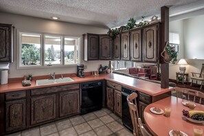 House, 3 Bedrooms | Private kitchen