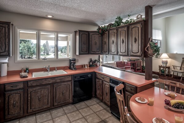House, 3 Bedrooms | Private kitchen