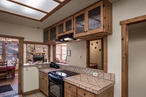 House, 3 Bedrooms | Private kitchen