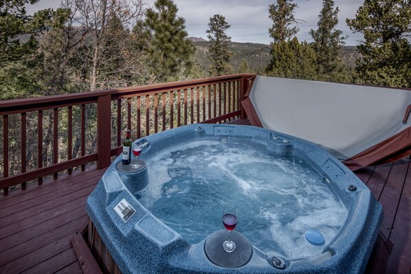 House, 3 Bedrooms | Outdoor spa tub
