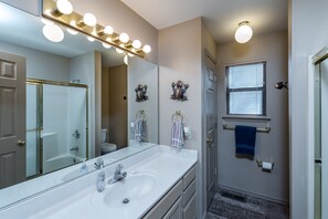 House, 3 Bedrooms | Bathroom