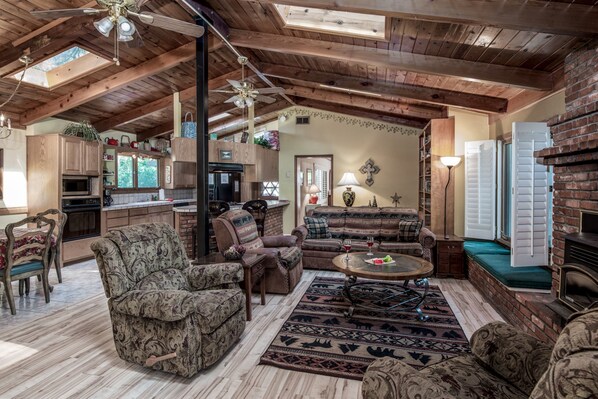 House, 5 Bedrooms | Living area
