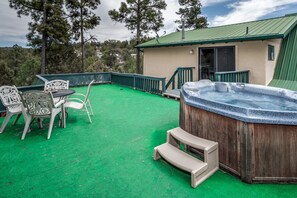 House, 3 Bedrooms | Outdoor spa tub