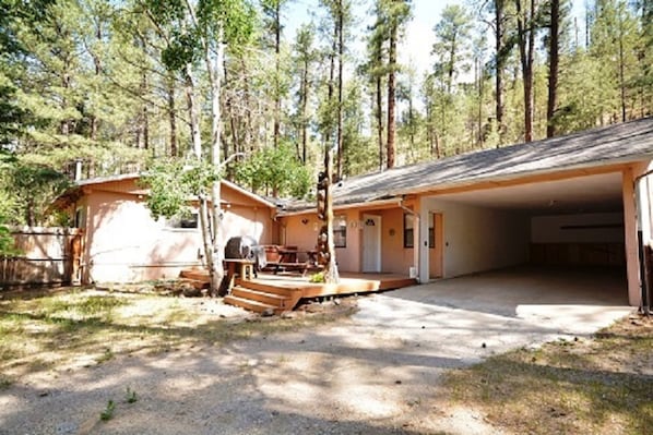 House, 3 Bedrooms | Front of property