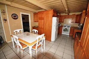 House, 3 Bedrooms | In-room dining