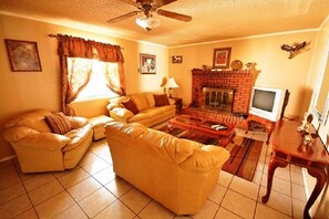House, 3 Bedrooms | Living area