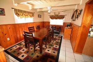 تناول الطعام داخل الغرفة