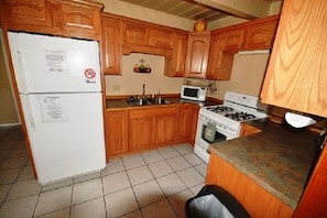 House, 3 Bedrooms | Private kitchen