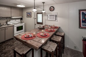 House, 3 Bedrooms | In-room dining