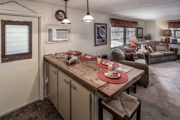 House, 3 Bedrooms | In-room dining