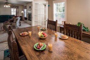 House, 3 Bedrooms | In-room dining