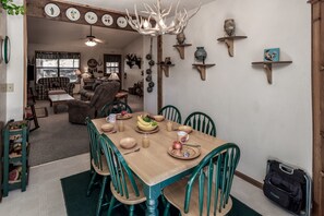 House, 3 Bedrooms | In-room dining