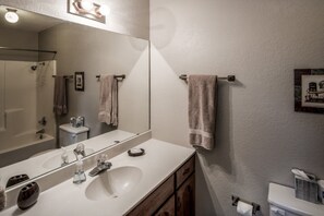 Bathroom - Ruidoso Three-bedroom (Ruidoso)