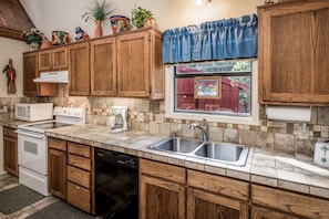 House, 2 Bedrooms | Private kitchen