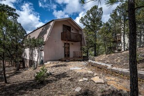 House, 3 Bedrooms | Front of property