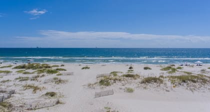 Privates Haus am Golf, 5 En-Suiten, WiFi, beheizter Pool, 14 Schlafplätze, 65 "& 55" 4K-Fernseher