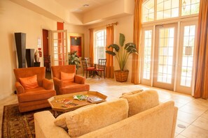 House, 4 Bedrooms | Living area