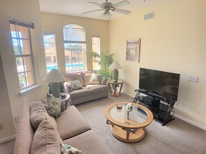 House, 4 Bedrooms | Living area