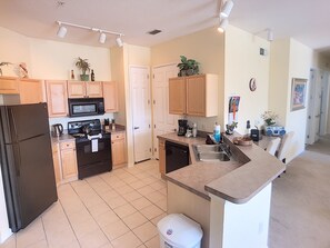 House, 4 Bedrooms | Private kitchen