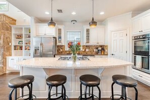 冷蔵庫、電子レンジ、オーブン、コンロ