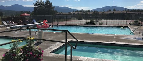 Una piscina al aire libre, una piscina climatizada