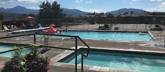 Cozy Retreat Across from the Clubhouse - 2bd/2ba Condo (Sleeps 6) 