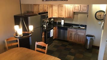 Een koelkast, een magnetron, een oven, een kookplaat