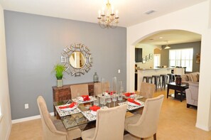 House, 5 Bedrooms | In-room dining