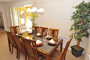 House, 6 Bedrooms | In-room dining