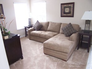 House, 6 Bedrooms | Living area
