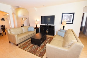 House, 5 Bedrooms | Living area