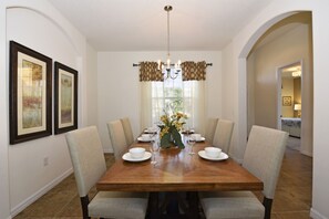 House, 5 Bedrooms | In-room dining