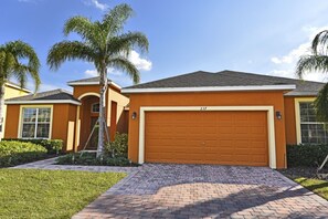 House, 5 Bedrooms | Front of property