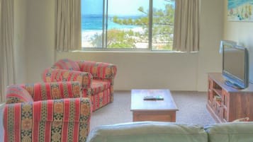 Apartamento conforto, 1 quarto, vista para o oceano | Área de estar | TV de tela plana, DVD player