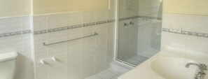 Apartment, 2 Bedrooms, 2 Bathrooms, Ocean View | Bathroom - Kupari Apartments (Surfers Paradise)