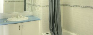 Apartment, 2 Bedrooms, 2 Bathrooms, Garden View | Bathroom - Kupari Apartments (Surfers Paradise)