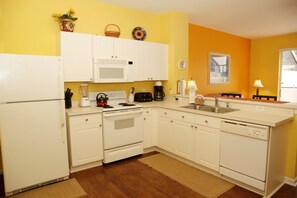 Townhome, 3 Bedrooms | Private kitchen