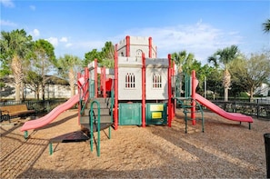 Apartamento, 3 habitaciones | Zona de juegos infantil al aire libre