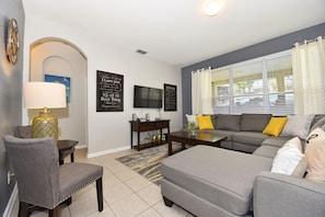 House, 6 Bedrooms | Living area