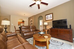 Condo, 3 phòng ngủ | Khu phòng khách